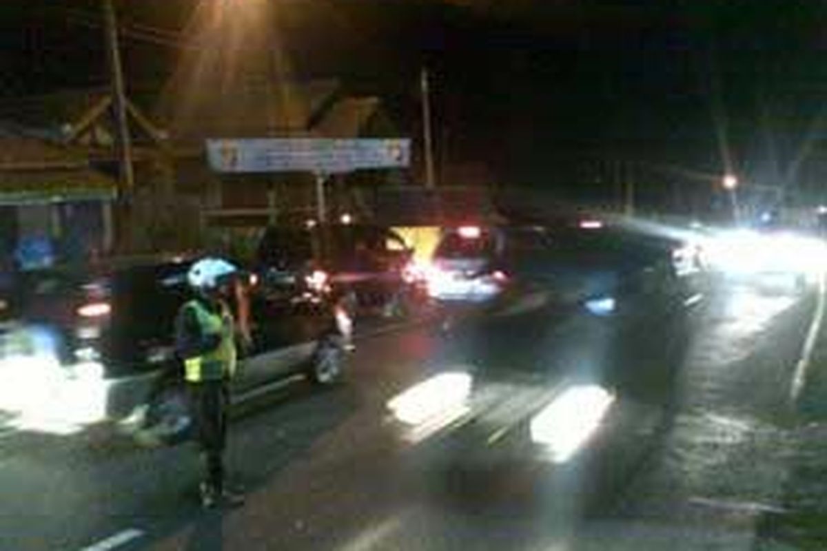 Antrean kendaraan yang melintasi Jalur Nagreg mulai meningkat pada H-3 Lebaran, pada Lebaran tahun 2009.