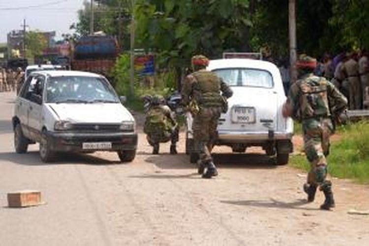 Tentara India mengambil posisi untuk mengamati situasi baku tembak yang terjadi di sebuah pos polisi di kota Gurdaspur, negara bagian Punjab yang berada tak jauh dari perbatasan dengan Pakistan, Senin (27/7/2015).