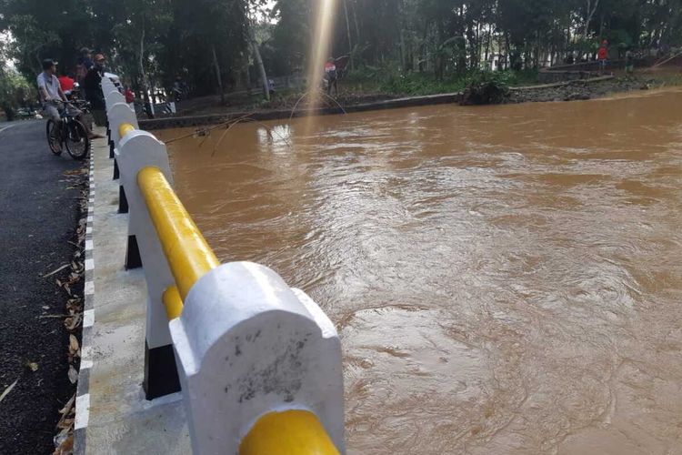 Luapan air Sungai Citanduy di Desa Tanjungsari Kecamatan Sukaresik Kabupaten Tasikmalaya yang sebelumnya menyebabkan banjir mulai surut pada Senin (24/2/2020) pagi.