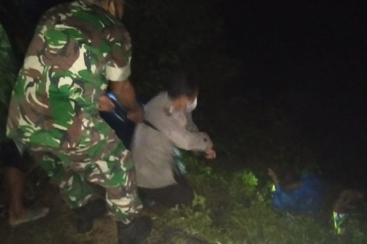 Proses evakuasi jenazah perempuan tanpa busana melalui tebing sedalam 15 meter di bantaran Sungai Baru, Dusun Blokagung, Desa Karangdoro, Kecamatan Tegalsari, Kabupaten Banyuwangi, Jawa Timur, Minggu (2/1/2022). Dok. TRC BPBD Banyuwangi