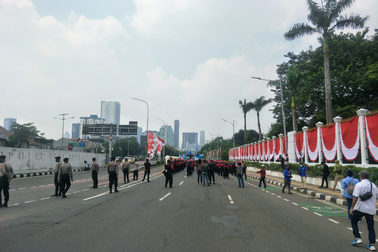 Massa buruh longmarch di Jalan Raya Gatot Subroto menuju Gedung DPR/MPR RI Jakarta Pusat, Rabu (10/8/2022).