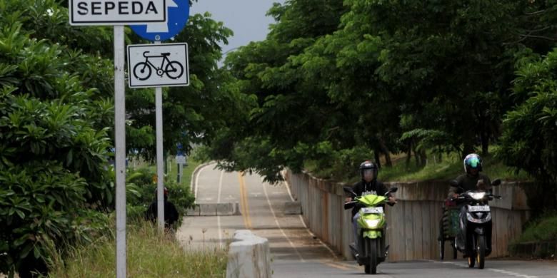 Pengendara sepeda motor memasuki jalur sepeda di kawasan Kanal Banjir Timur, Jakarta, Senin (4/3/2013). Jalur yang seharusnya dikhususkan untuk pesepeda sepanjang 23,5 kilometer tersebut seringkali diserobot oleh pengendara motor.