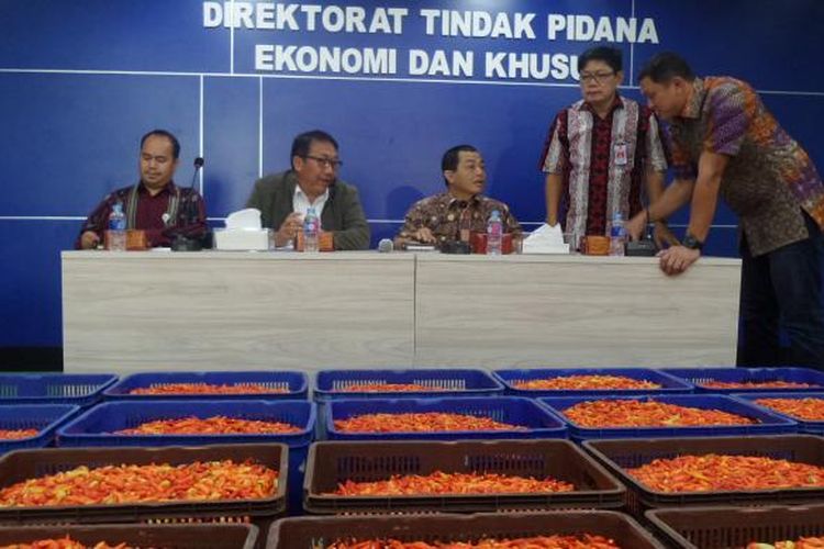 Bareskrim Polri bersama Kementerian Perdagangan dan KPPU mengungkap modus pengepul yang membuat harga cabai rawit merah melejit, di kantor Bareskrim Polri, Jakarta, Jumat (3/3/2017).