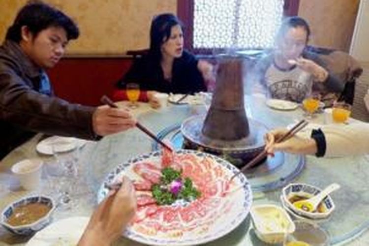 Warga China senang meluangkan waktu makan bersma teman, pasangan atau keluarga seperti terlihat di salah satu restoran di Beijing, beberapa waktu lalu. 