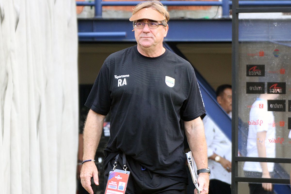 Pelatih Persib Bandung, Robert Rene Alberts. 