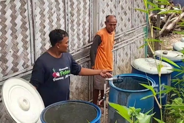 Sejumlah warga di Dusun Wangon, Desa Kubangsari, Kecamatan Ketanggungan, Kabupaten Brebes, Jawa Tengah terpaksa menggunakan air keruh dari sebuah irigasi yang diendapkan dalam drum untuk kebutuhan rumah tangga, Senin (26/6/2023). 