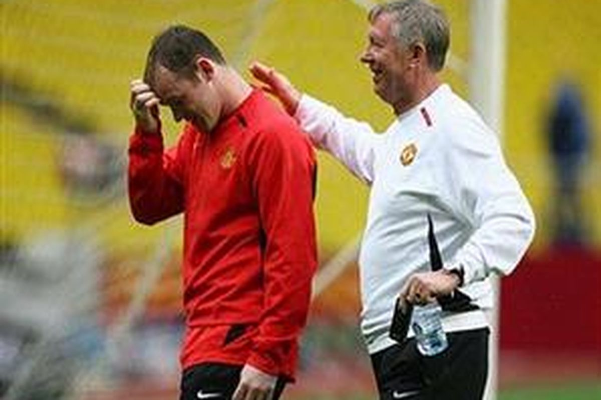 Pelatih Manchester United, Alex Ferguson (kanan) dan striker Wayne Rooney.