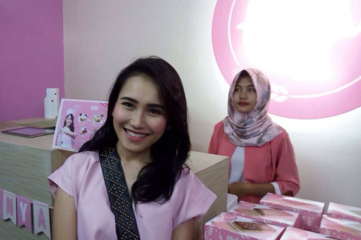 Ayu Ting Ting di sela pembukaan toko kuenya di Jalan Patriot, Bekasi Barat, Minggu (5/11/2017).