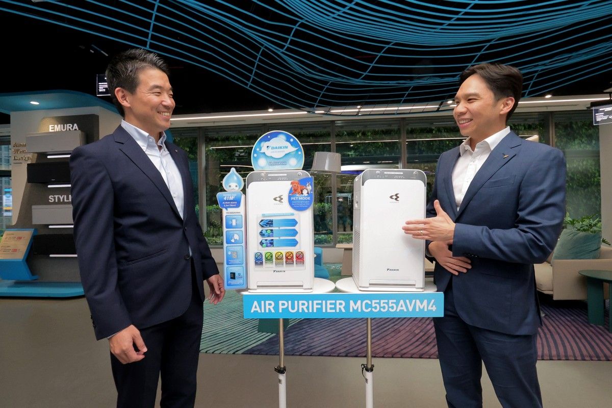 Daikin Indonesia memperkenalkan pemurni udara atau air purifier terbaru tipe MC555AVMA untuk membantu menjaga kualitas udara di dalam rumah. Pemurni udara ini hadir dengan kombinasi filter HEPA dan teknologi Streamer serta Pet Mode. 