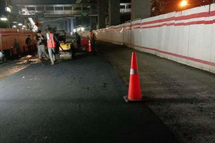 Pemerintah Kota (Pemkot) Jakarta Selata melalui Suku Dinas Bina Marga memperbaiki Jalan Rasuna Said, Setiabudi, Jakarta Selatan, yang rusak dan berlubang. 