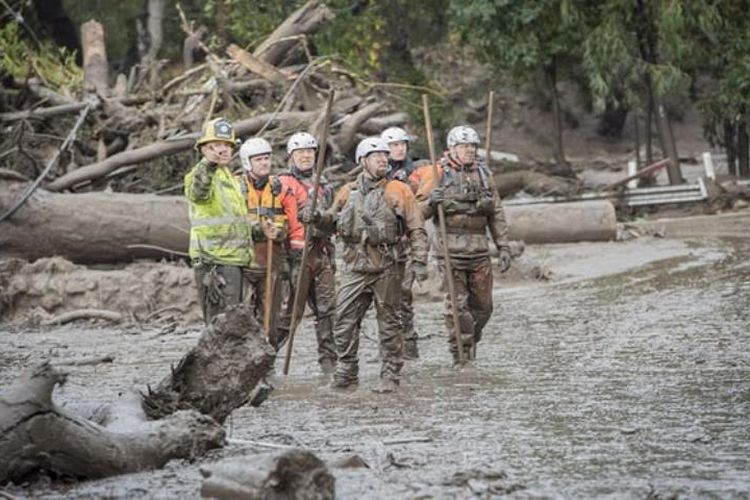 Petugas terus melakukan penyisiran di kawasan Montecito, California, setelah banjir lumpur menyerang kawasan tersebut dan Santa Barbara Selasa (9/1/2018).