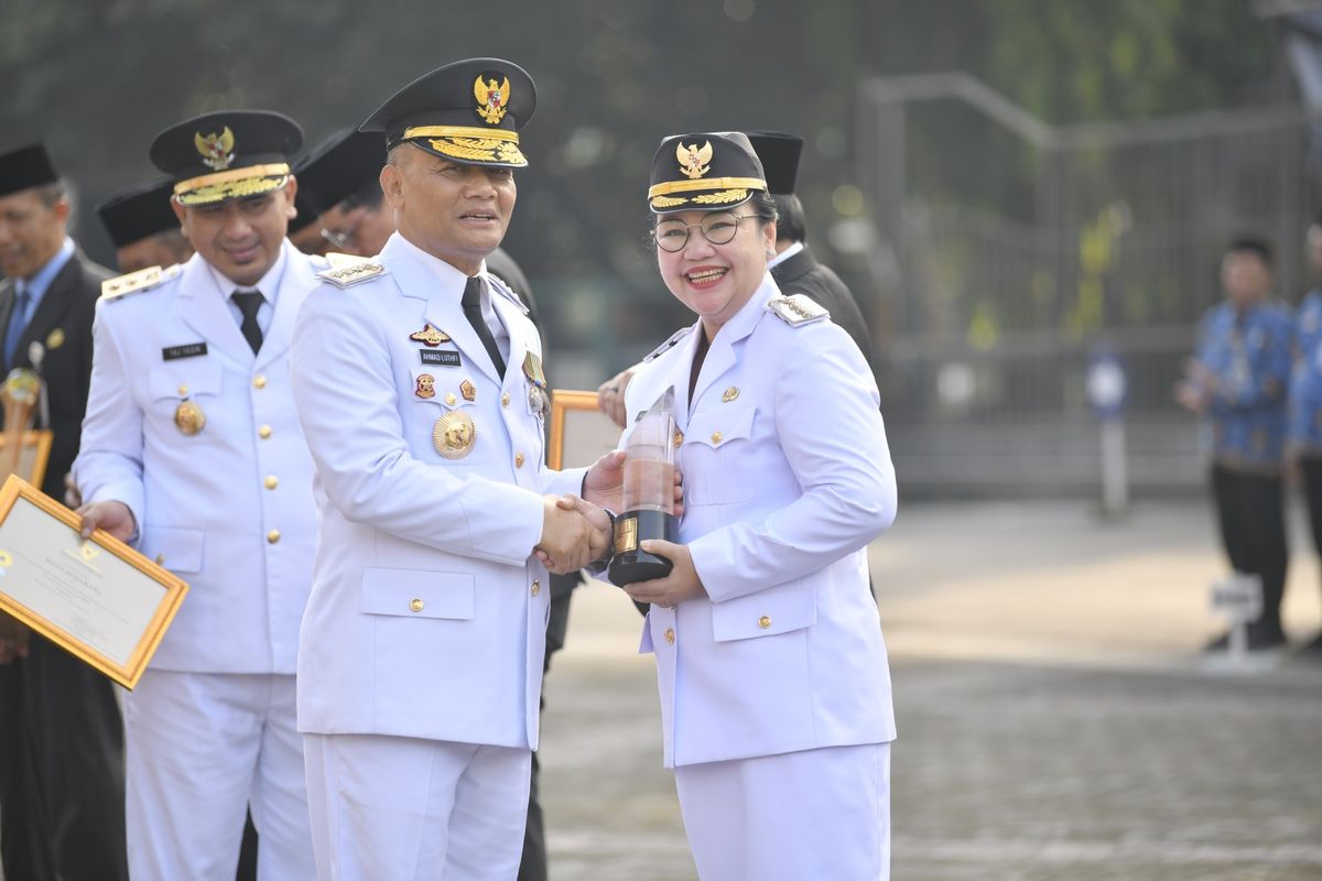 Wali Kota Agustina Wilujeng menerima penghargaan dari Gubernur Jawa Tengah Ahmad Luthfi atas capaian Pemerintah Kota Semarang sebagai peringkat Terbaik II dalam penerapan Standar Pelayanan Minimal (SPM) kategori kota dengan skor 98,49 pada peringatan Hari Otonomi Daerah ke-30 tingkat Provinsi Jawa Tengah di halaman Kantor Gubernur Jawa Tengah, Senin (27/4/2026).