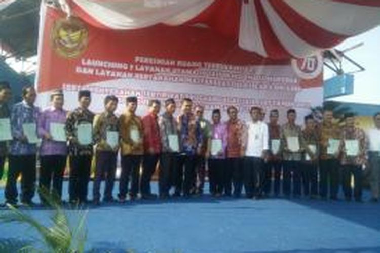 Proses penyerahan sertifikat yang dilakukan oleh Menteri Agraria dan Tata Ruang atau Kepala Badan Pertanahan Nasional Ferry Mursyidan Baldan di Koba, Bangka Tengah, Kepulauan Bangka Belitung, Rabu (20/8/2015).
