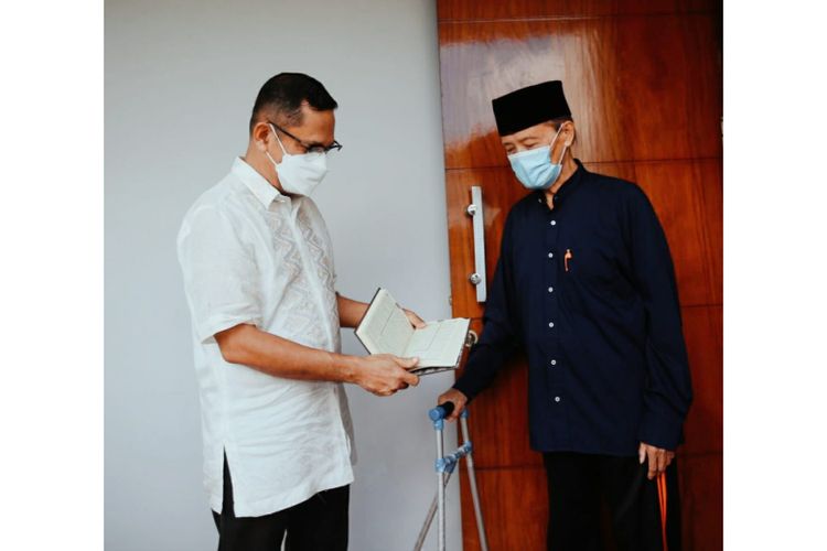 Managing Director Sinar Mas Saleh Husin dalam simbolisasi penyerahan wakaf Al Quran kepada mantan Ketua Umum (Ketum) Pengurus Pusat (PP) Muhammadiyah Profesor (Prof) Dr H Ahmad Syafii Maarif. 