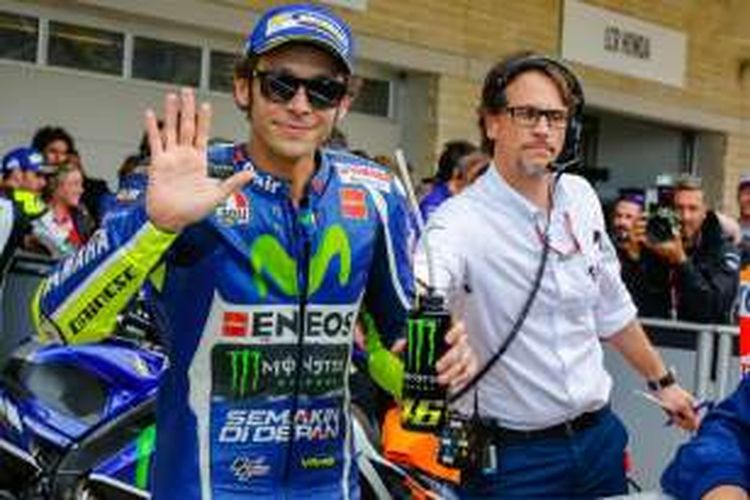 Pebalap Movistar Yamaha asal Italia, Valentino Rossi, bereaksi setelah mencatat putaran waktu tercepat ketiga pada sesi kualifikasi GP Americas di Circuit of The Americas (COTA), Austin, Sabtu (9/4/2016).