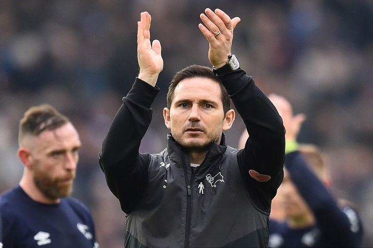 Pelatih Derby County, Frank Lampard, membalas dukungan penonton seusai laga versus Brighton & Hove Albion dalam pertandingan Piala FA di Stadion American Express Community, 16 Februari 2019. 