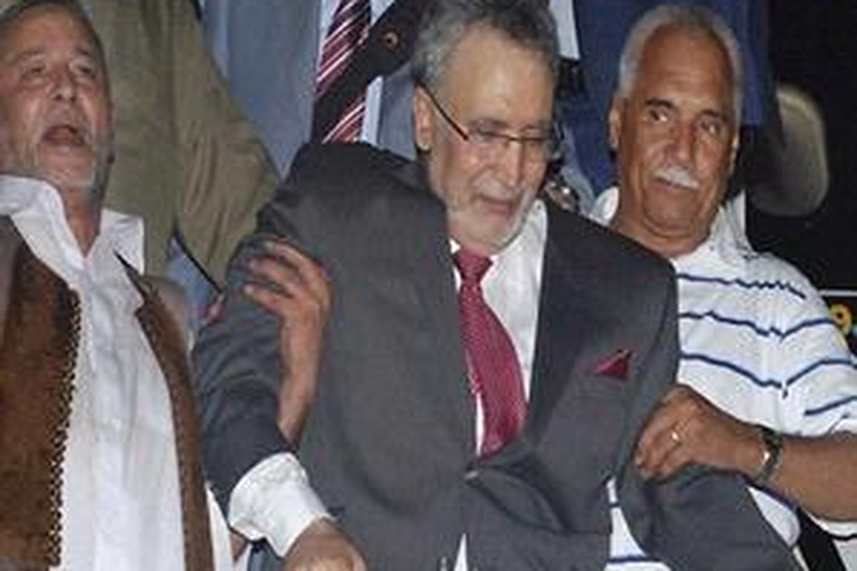 Pelaku pemboman Lockerbie Abdel Baset al-Megrahi dituntun keluar pesawat saat tiba kembali di Tanah Airnya, Libya