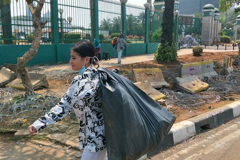Berbaju Hitam- Putih, Awkarin Punguti Sisa Sampah di Depan Gedung DPR