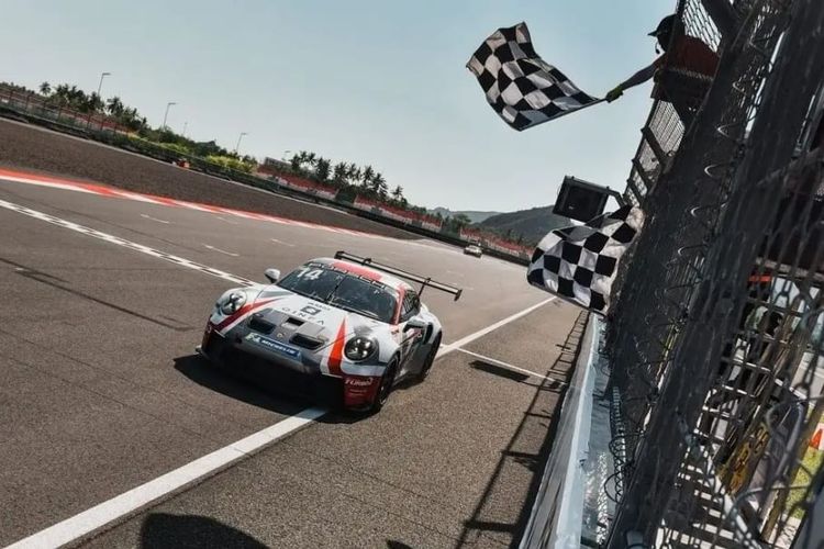 Moreno Soeprapto memenangkan Porsche Sprint Challenge Indonesia.