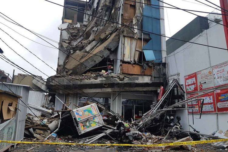 Kondisi bangunan yang ambruk di Jalan Brigjen Katamso, Kota Bambu Selatan, Palmerah, Jakarta Barat, Senin (6/1/2020). Sebanyak 11 orang menjadi korban dari ambruknya bangunan empat lantai yang penyebabnya masih terus diselidiki ini.