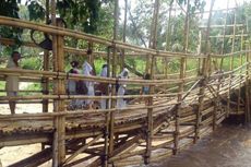 Minta Jembatan Tak Ditanggapi Pemkab Gorontalo, Warga Desa Bangun Jembatan Bambu