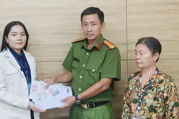 Pemulung 78 Tahun Temukan 19 Perhiasan Emas di Tempat Sampah, Langsung Lapor Polisi
