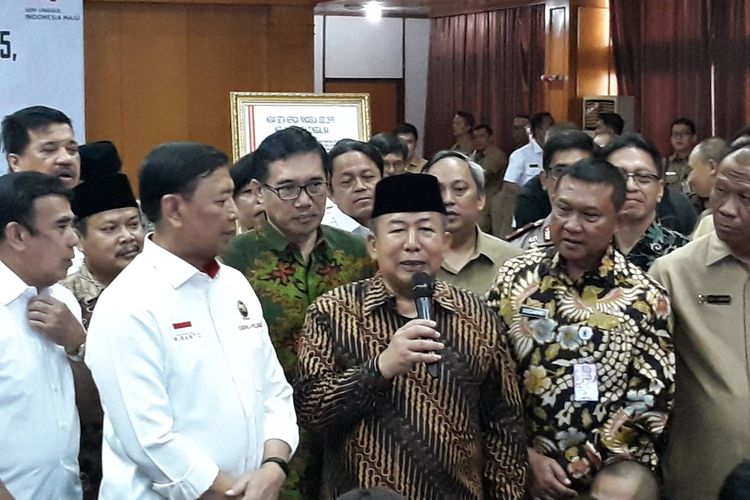 Putra pemimpin Darul Islam/Tentara Islam Indonesia (DI/TII) Sekarmadji Maridjan Kartosuwiryo, Sarjono Kartosuwiryo bersama Wiranto di Gedung Kemenko Polhukam, Jakarta Pusat, Selasa (13/8/2019).