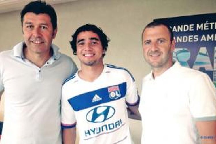 Pemain baru Olympique Lyon, Rafael da Silva (tengah).