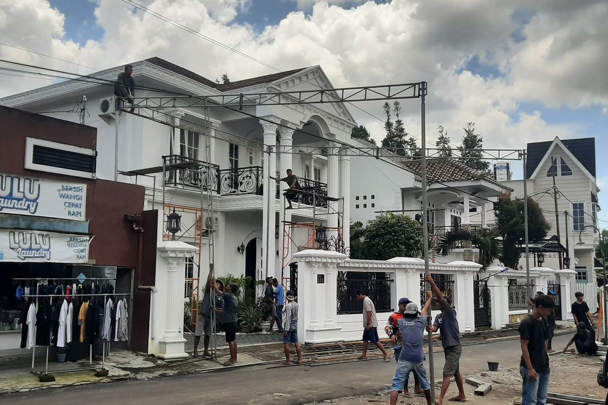 Para pekerja saat proses pemasangan tenda di depan kediaman Erina Gudono di Purwosari RT 03/RW 59, Sinduadi, Kapanewon Mlati, Kabupaten Sleman.