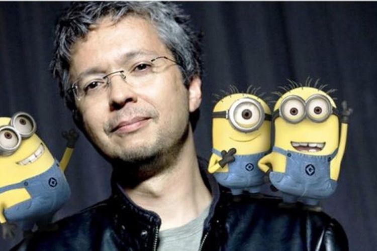 Pierre Coffin, sutradara film-film Despicable Me, berfoto bersama para Minion.