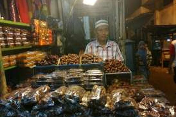 Haji Nasuhan, penjual kurma di kawasan wisata religi Sunan Ampel.