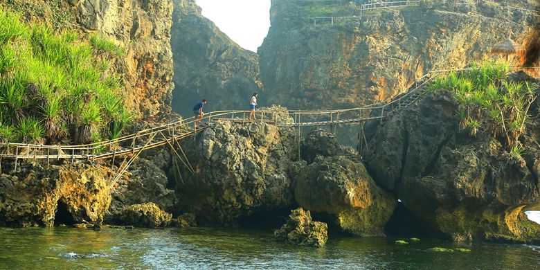 Pantai Nglambor, di Gunungkidul, DI Yogyakarta. Di sini wisatawan dapat melakukan snorkeling.