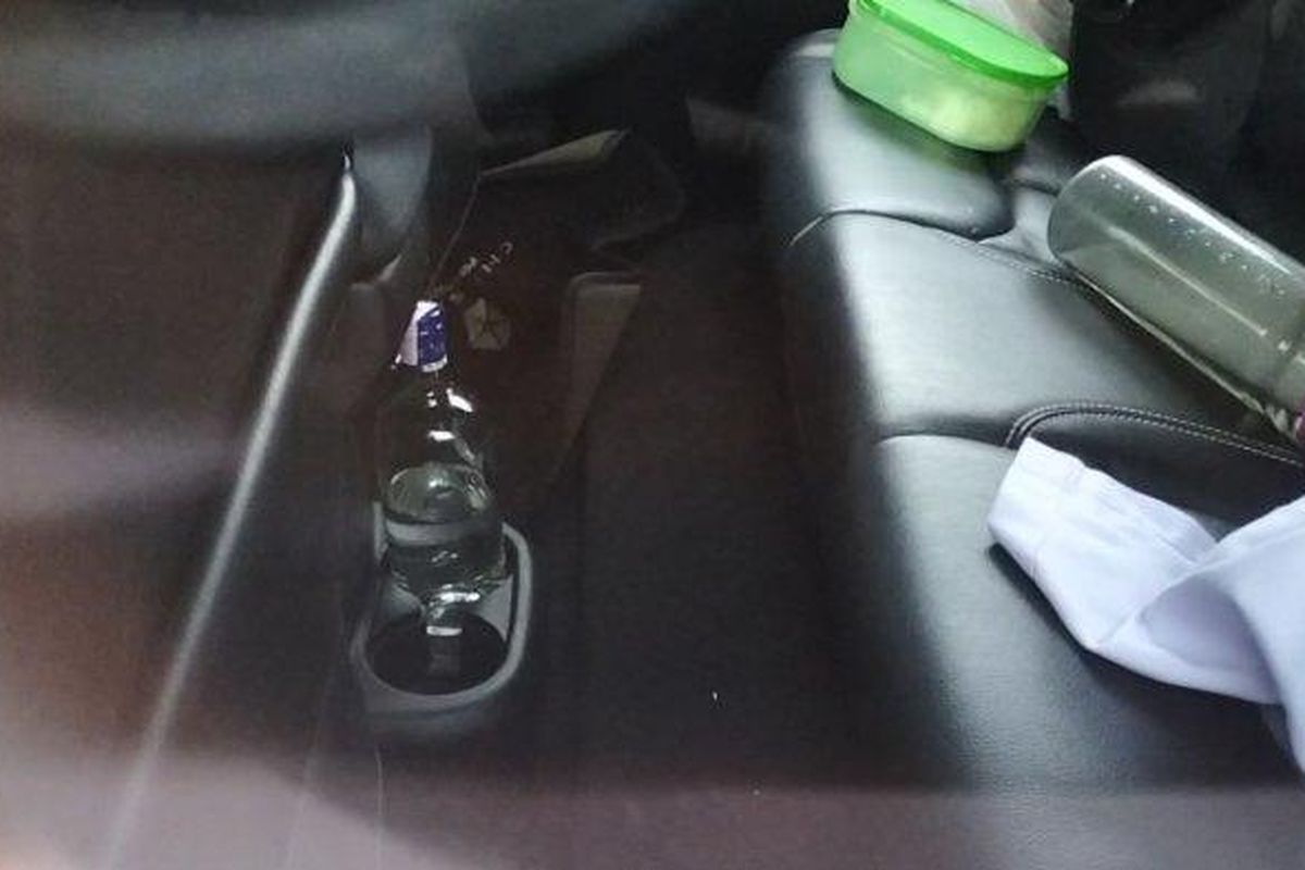 Botol diduga miras di dalam mobil Mario Dandy