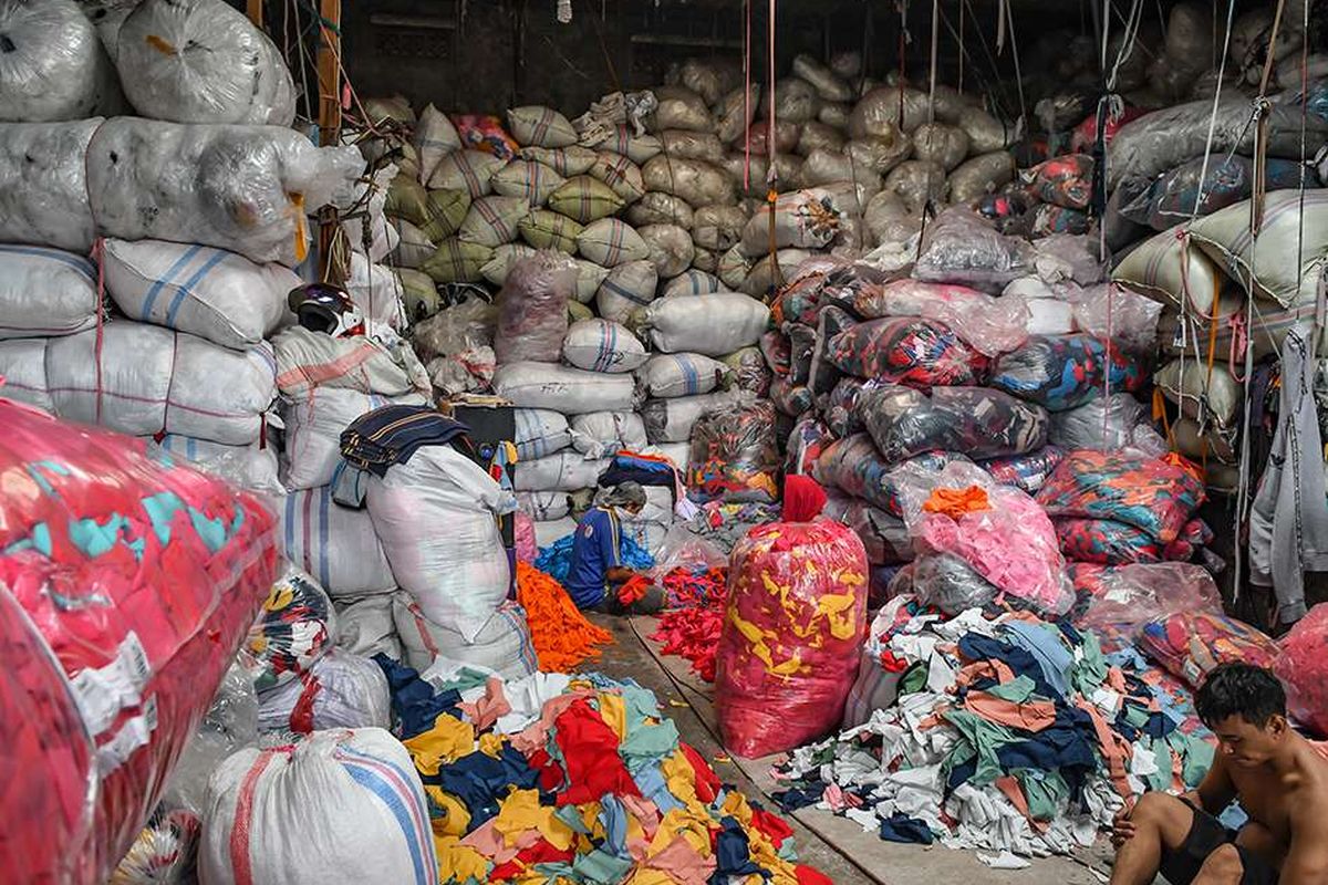 Foto dirilis Minggu (16/2/2020), memperlihatkan pekerja memilah limbah sisa kain di tempat pengepul limbah tekstil, Jakarta. Laporan dari Ellen McArthur Foundation mengatakan, industri tekstil saat ini masih menggunakan cara usang yaitu model ekonomi linier (buat-gunakan-buang) yang menghasilkan timbunan limbah dan polusi dari bisnis busana sedunia.