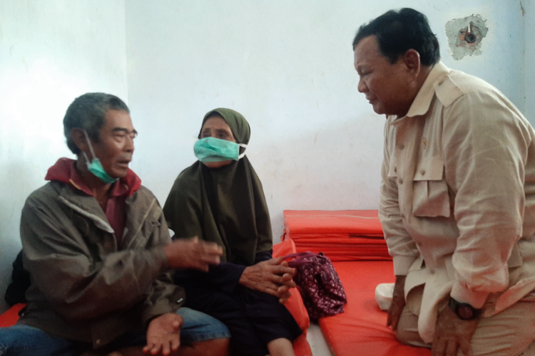 Dialog: Menhan Prabowo Subianto dengarkan keluhan penyintas erupsi Semeru di posko pengungsian, Kamis (8/12/2022)