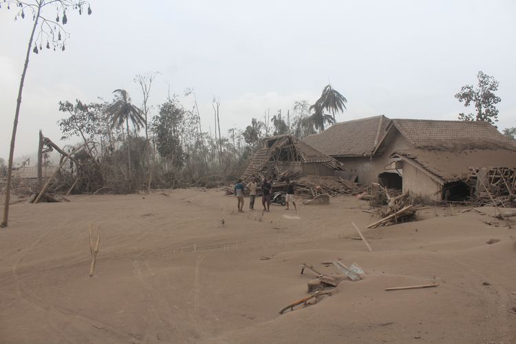 Kondisi rumah warga di Desa Supit Urang, Kecamatan Pronojiwo, Kabupaten Lumajang yang rusak akibat erupsi Gunung Semeru, Minggu (5/12/2021).