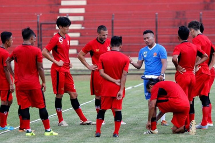 Rudy Eka Priyambada ketika melatih klub PS TIRA. Rudy Eka kini melatih timnas putri Indonesia dan berperan membawa Garuda Pertiwi lolos ke Piala Asia Wanita 2022.