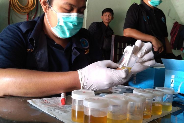 Petugas BNNK melakukan tes urine terhadap penghuni indekos di Purwokerto, Kabupaten Banyumas, Jawa Tengah, Minggu (27/10/2019).