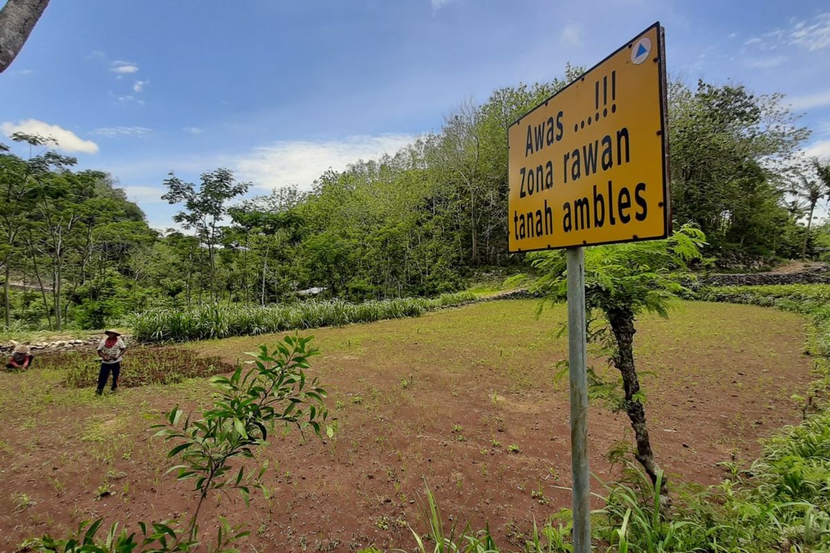 Papan Peringatan Tanah Ambles atau Sinkhole oleh BPBD yang dipasang di Desa Karangawen, Kecamatan Girisubo, Gunungkidul