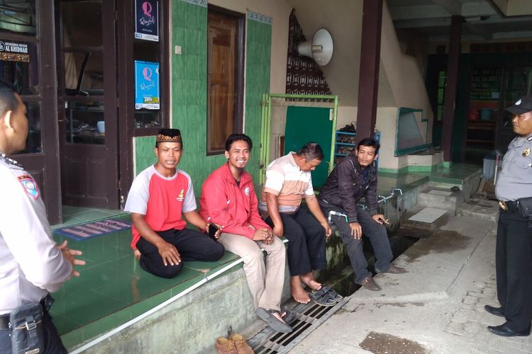 Calon jamaah umrah memdatangi sebuah pondok pesantren sekaligus kantor biro perjalanan umrah di Desa Kemutug Lor, Kecamatan Baturraden, Kabupaten Banyumas, Jawa Tengah, Minggu (15/12/2019).
