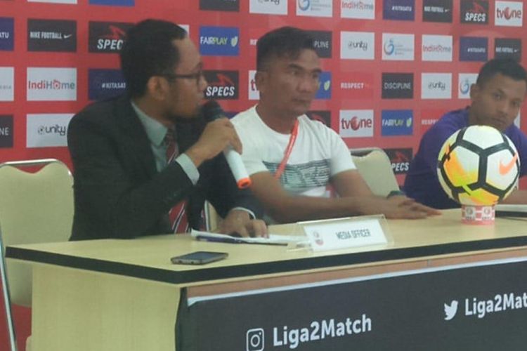 Pelatih Persita, Wiganda Saputra (tengah) memberikan keterangan seusai timnya kalah dari Kalteng Putra pada perebutan peringkat tiga Liga 2 2018 di Stadion Pakansari, Kabupaten Bogor, 4 Desember 2018.