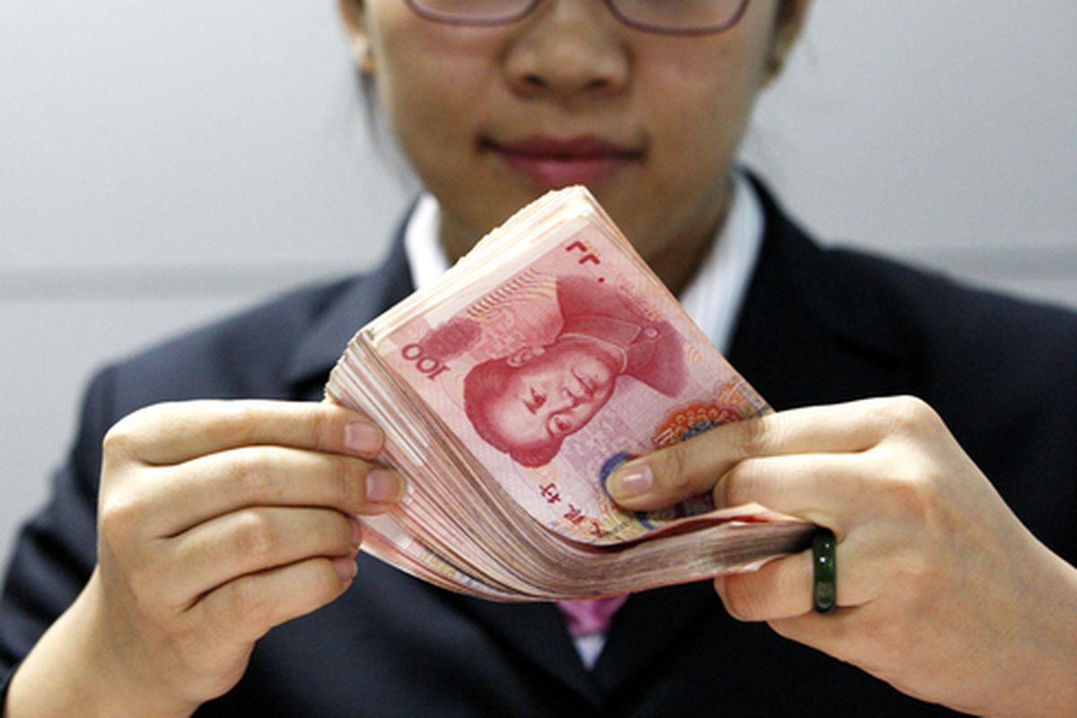 Ilustrasi uang kertas Yuan di bank