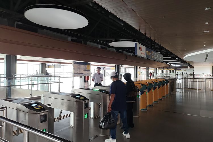 Gate khusus alur masuk penumpang di lantai 2 Stasiun Tanah Abang Baru, Jakarta Pusat, Kamis (6/11/2025). 