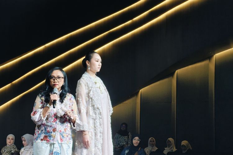 Desainer Elok Re Napio memilih berbicara dengan bahasa yang lebih lirih, melalui koleksi terbarunya bertajuk ?Lumina Serenity? yang ditampilkan dalam ajang East Java Fashion Tendance 2026 Re-Imagine di New Life Hall Ciputra World Mall Surabaya, Jawa Timur, Rabu (14/1/2026) sore.
