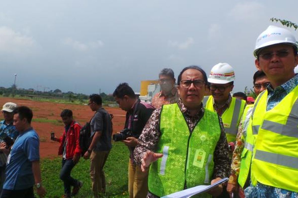 Gubernur DKI Jakarta Basuki Tjahaja Purnama bersama Direktur Utama PT Pulomas Jaya Bambang Mursalin saat meninjau pembangunan arena Equistrian atau pacuan kuda di Pulomas, Jakarta Timur, Jumat (24/2/2017).