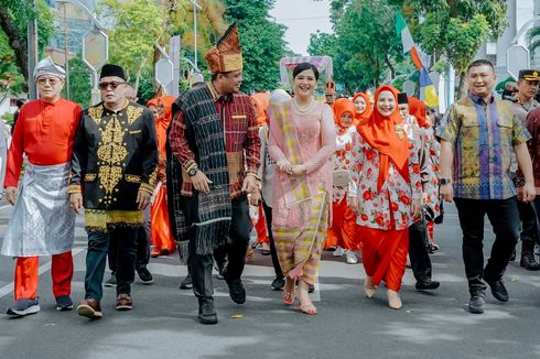 Ikuti Pawai Medan Colorful Carnival, Bobby dan Kahiyang Tampil Kenakan Pakaian Adat Simalungun
