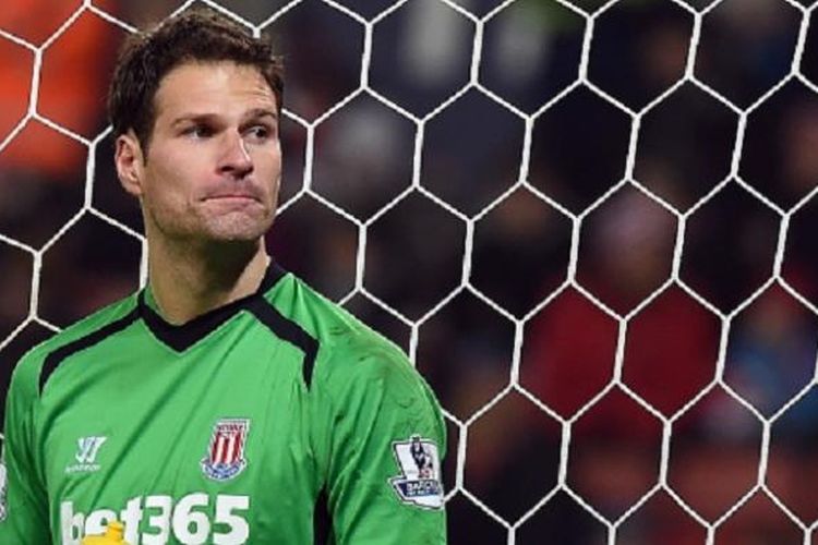 Penjaga gawang asal Bosnia-Herzegovina, Asmir Begovic.