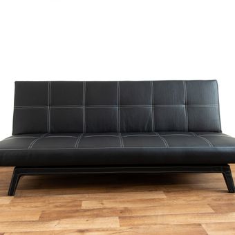 Ilustrasi sofa bed berbahan kulit.