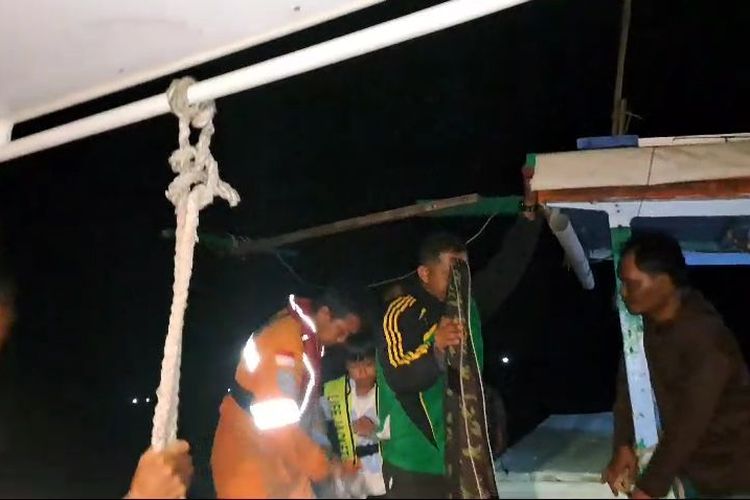 Proses evakuasi kapal bermuatan pemancing ikan yang mati mesin di Laut Bangka, Bangka Belitung, Sabtu (29/6/2024) malam.