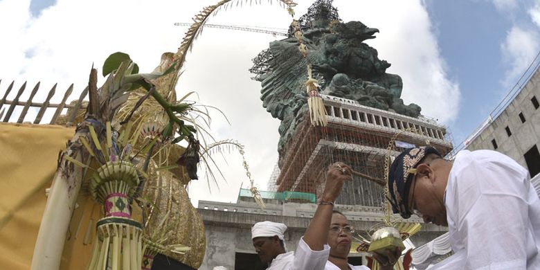 Umat Hindu mengikuti Upacara Adat Pasupati di pelataran Patung Garuda Wisnu Kencana (GWK), Badung, Bali, Minggu (20/5/2018). Upacara tersebut dilakukan sebagai bagian dari permohonan umat agar proses pembangunan patung GWK dapat berlangsung lancar dan selesai tepat pada waktunya.   